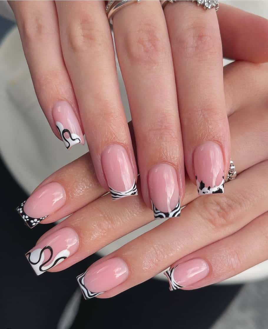 Bonitas uñas cuadradas cortas naturales con diseño de uñas de punta francesa.